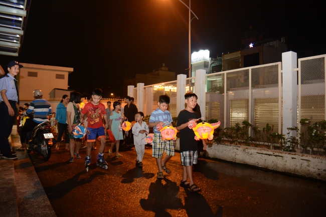 Sharing joy in the Mid-Autumn Festival
