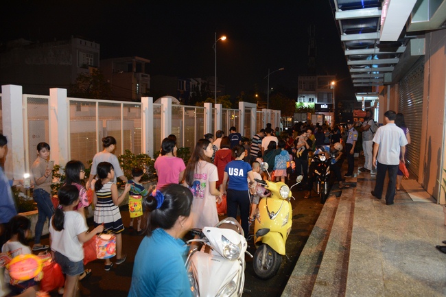 Sharing joy in the Mid-Autumn Festival