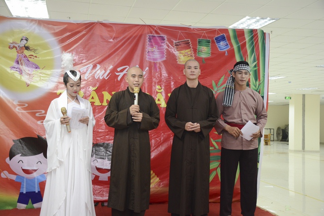 Sharing joy in the Mid-Autumn Festival