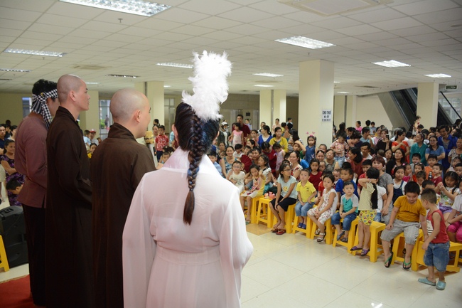 Sharing joy in the Mid-Autumn Festival
