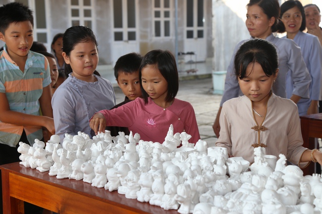 Mid-Autumn Festival at Dong Cao Pagoda in Thanh Hoa province