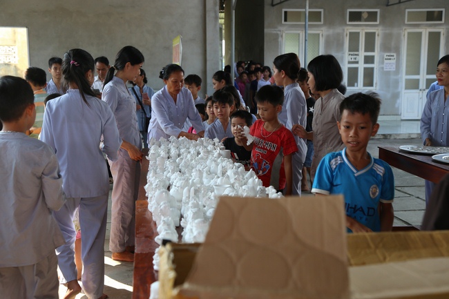 Mid-Autumn Festival at Dong Cao Pagoda in Thanh Hoa province