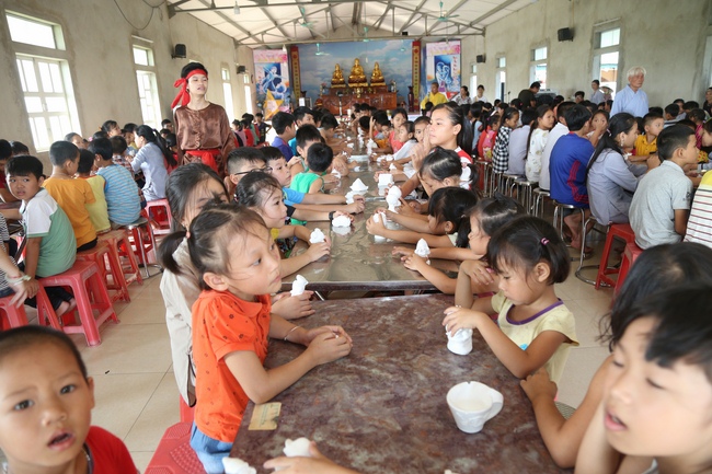 Mid-Autumn Festival at Dong Cao Pagoda in Thanh Hoa province