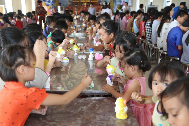 Mid-Autumn Festival at Dong Cao Pagoda in Thanh Hoa province