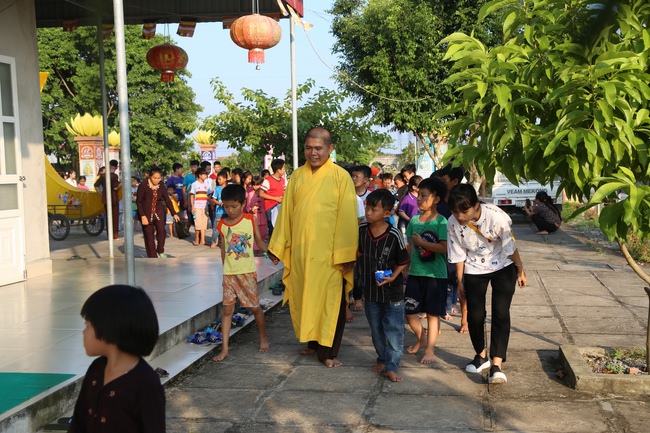 Mid-Autumn Festival at Dong Cao Pagoda in Thanh Hoa province