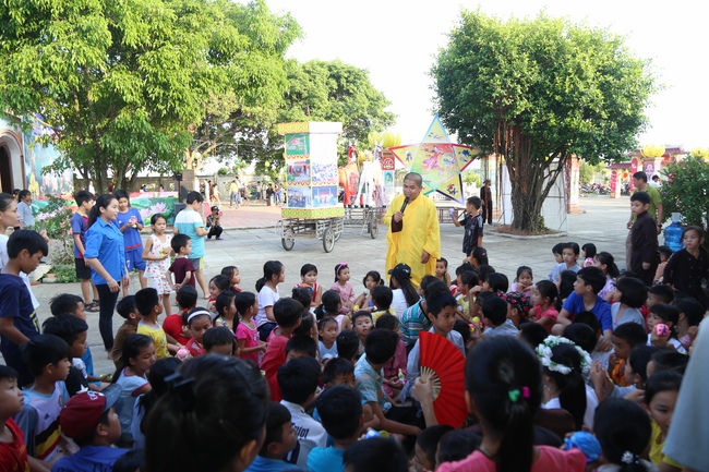 Mid-Autumn Festival at Dong Cao Pagoda in Thanh Hoa province