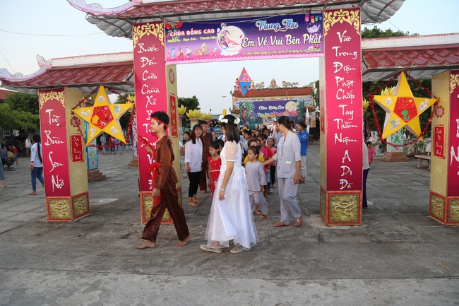 Mid-Autumn Festival at Dong Cao Pagoda in Thanh Hoa province