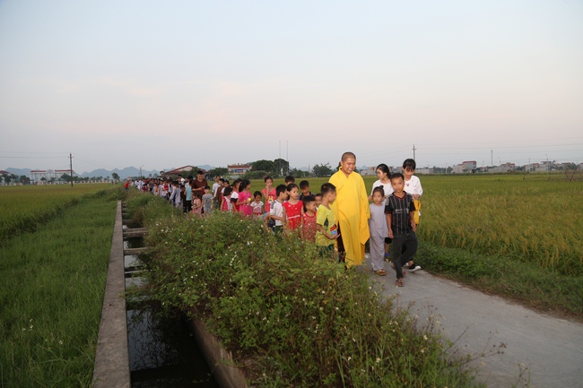 Mid-Autumn Festival at Dong Cao Pagoda in Thanh Hoa province