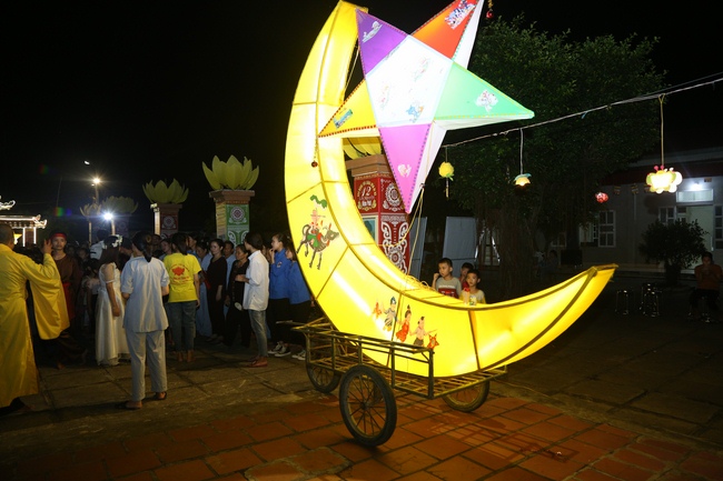 Mid-Autumn Festival at Dong Cao Pagoda in Thanh Hoa province
