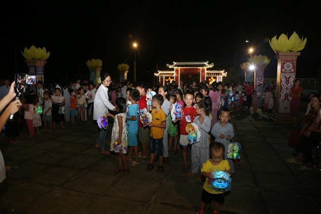 Mid-Autumn Festival at Dong Cao Pagoda in Thanh Hoa province