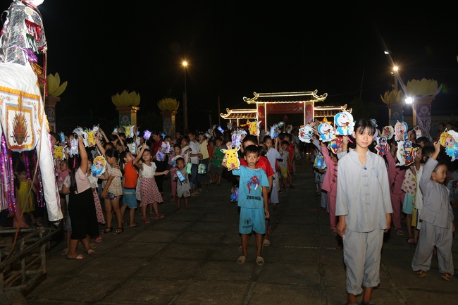 Mid-Autumn Festival at Dong Cao Pagoda in Thanh Hoa province