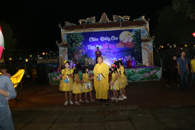 Mid-Autumn Festival at Dong Cao Pagoda in Thanh Hoa province