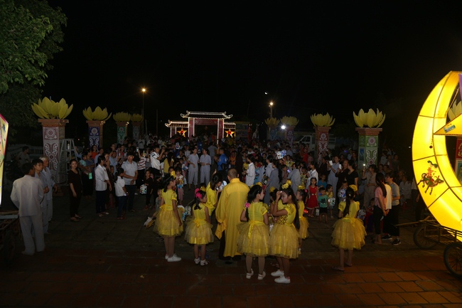 Mid-Autumn Festival at Dong Cao Pagoda in Thanh Hoa province