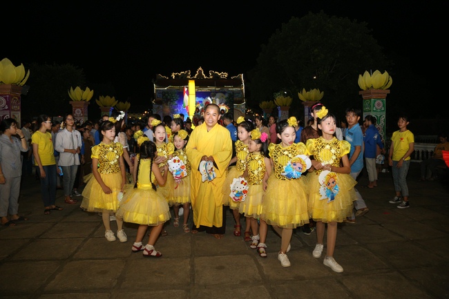 Mid-Autumn Festival at Dong Cao Pagoda in Thanh Hoa province