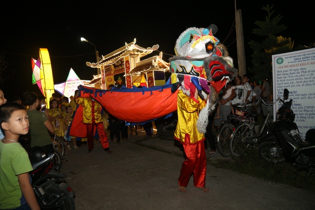 Mid-Autumn Festival at Dong Cao Pagoda in Thanh Hoa province
