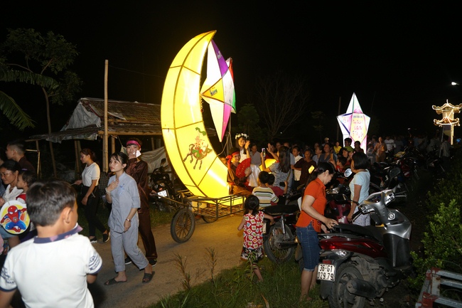 Mid-Autumn Festival at Dong Cao Pagoda in Thanh Hoa province