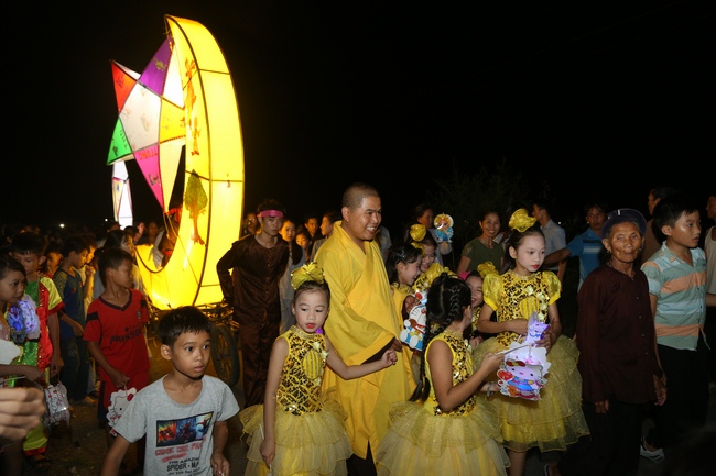 Mid-Autumn Festival at Dong Cao Pagoda in Thanh Hoa province