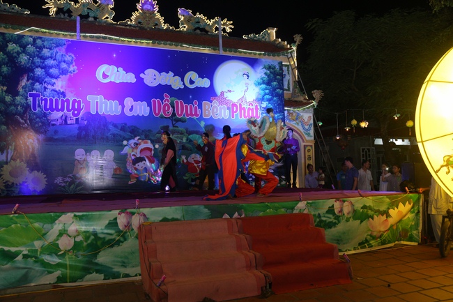 Mid-Autumn Festival at Dong Cao Pagoda in Thanh Hoa province