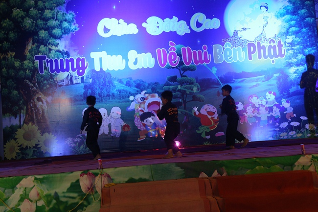 Mid-Autumn Festival at Dong Cao Pagoda in Thanh Hoa province