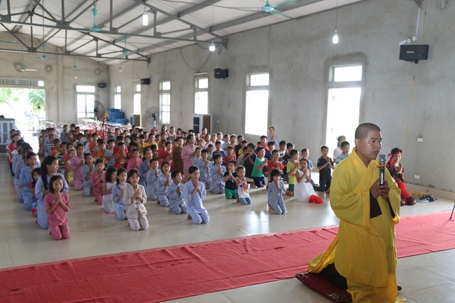 Mid-Autumn Festival at Dong Cao Pagoda in Thanh Hoa province