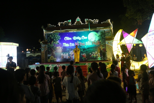 Mid-Autumn Festival at Dong Cao Pagoda in Thanh Hoa province