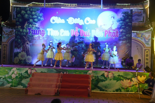 Mid-Autumn Festival at Dong Cao Pagoda in Thanh Hoa province