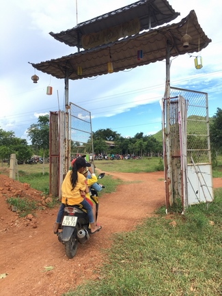 Enjoying the full moon festival at Hong Phap Pagoda - Binh Thuan