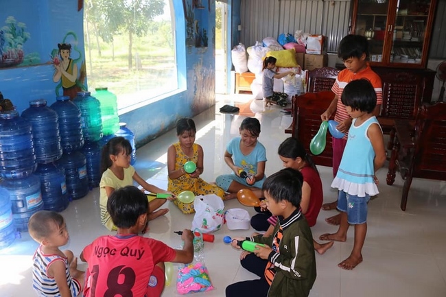 Enjoying the full moon festival at Hong Phap Pagoda - Binh Thuan