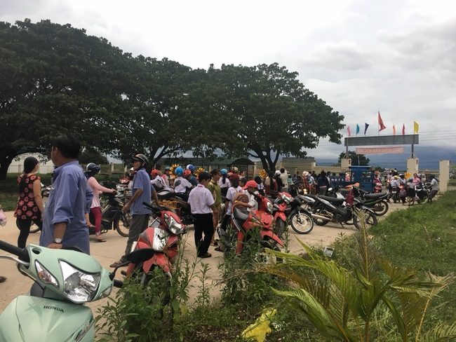 Enjoying the full moon festival at Hong Phap Pagoda - Binh Thuan