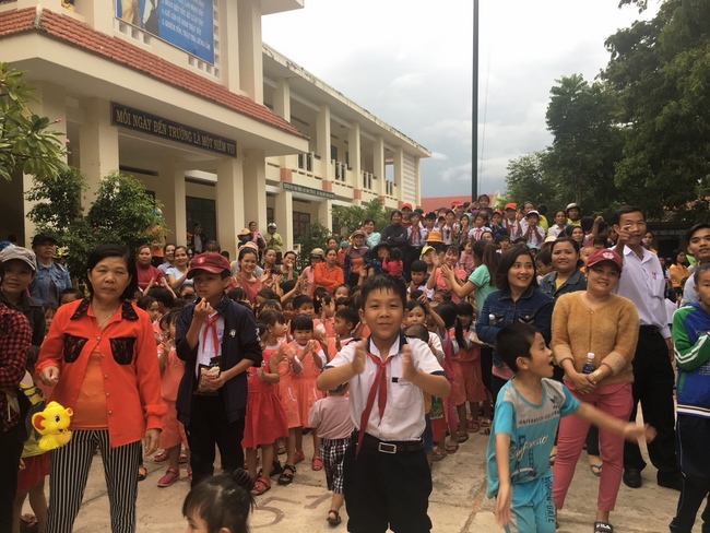 Enjoying the full moon festival at Hong Phap Pagoda - Binh Thuan