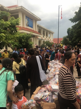 Enjoying the full moon festival at Hong Phap Pagoda - Binh Thuan