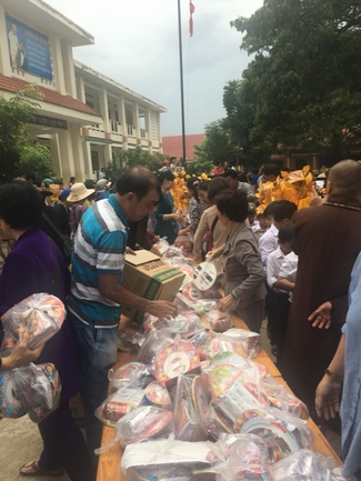 Enjoying the full moon festival at Hong Phap Pagoda - Binh Thuan