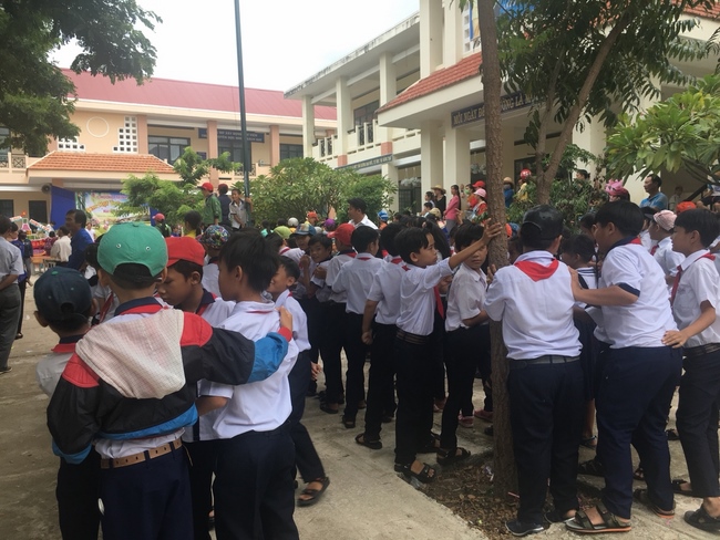 Enjoying the full moon festival at Hong Phap Pagoda - Binh Thuan