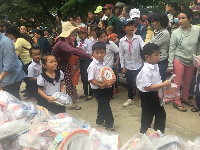 Enjoying the full moon festival at Hong Phap Pagoda - Binh Thuan