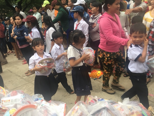 Enjoying the full moon festival at Hong Phap Pagoda - Binh Thuan
