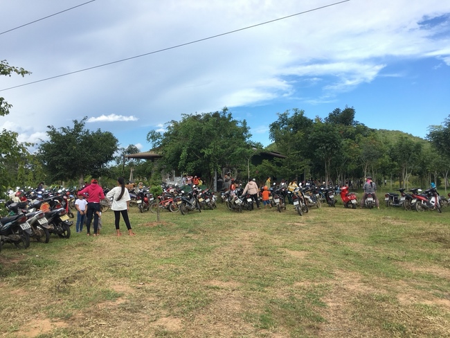 Enjoying the full moon festival at Hong Phap Pagoda - Binh Thuan