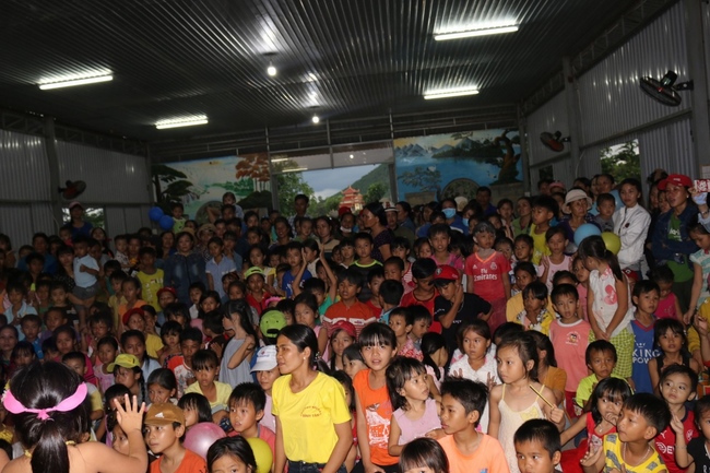 Enjoying the full moon festival at Hong Phap Pagoda - Binh Thuan