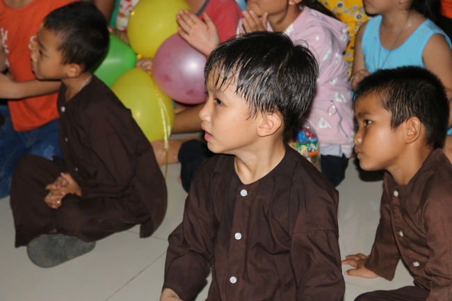 Enjoying the full moon festival at Hong Phap Pagoda - Binh Thuan