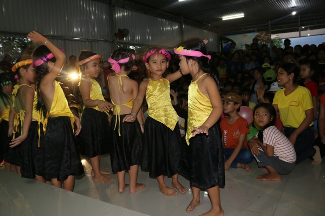 Enjoying the full moon festival at Hong Phap Pagoda - Binh Thuan