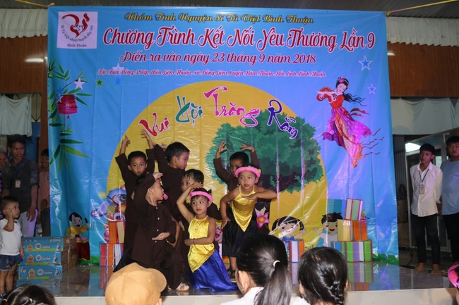 Enjoying the full moon festival at Hong Phap Pagoda - Binh Thuan