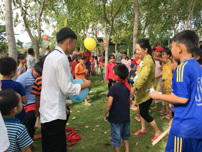 Enjoying the full moon festival at Hong Phap Pagoda - Binh Thuan