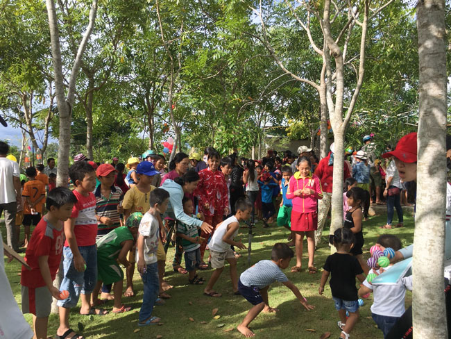 Enjoying the full moon festival at Hong Phap Pagoda - Binh Thuan