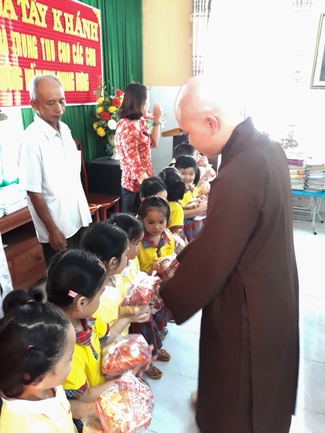 Mid-Autumn Festival at Tay Khanh Pagoda - Thai Binh