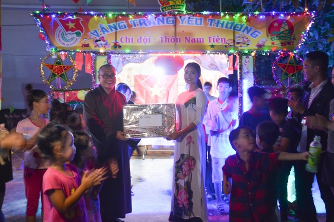 Mid-Autumn Festival at Tay Khanh Pagoda - Thai Binh
