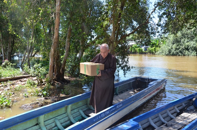 Handing over two charity houses and releasing creatures in Kien Giang