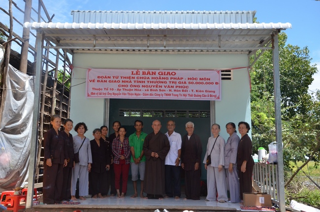 Handing over two charity houses and releasing creatures in Kien Giang