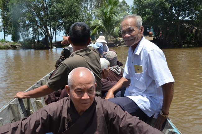 Handing over two charity houses and releasing creatures in Kien Giang