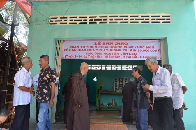 Handing over two charity houses and releasing creatures in Kien Giang