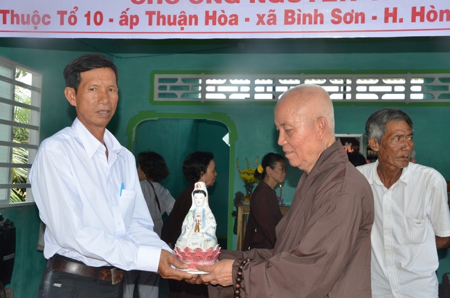 Handing over two charity houses and releasing creatures in Kien Giang