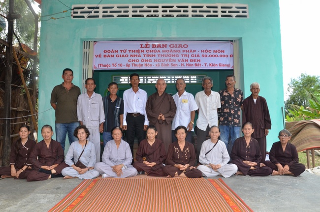 Handing over two charity houses and releasing creatures in Kien Giang